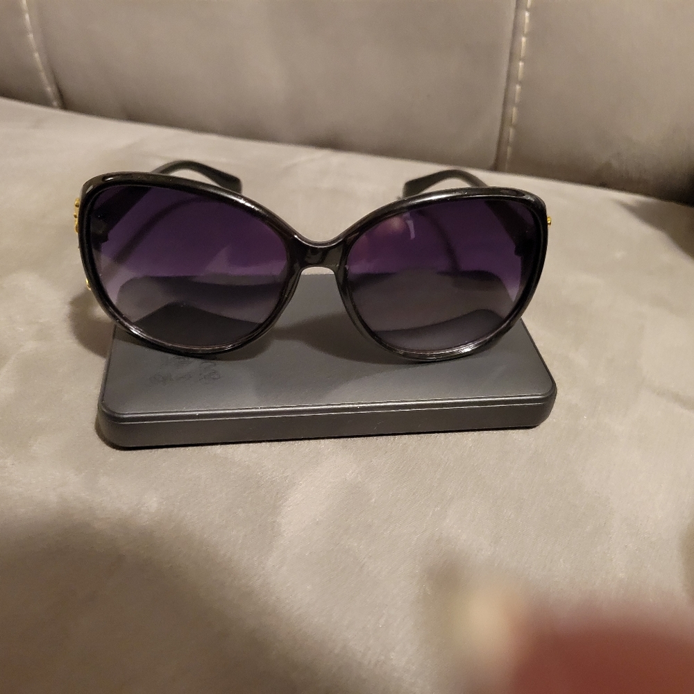 Purple lenses w black n gold frames.